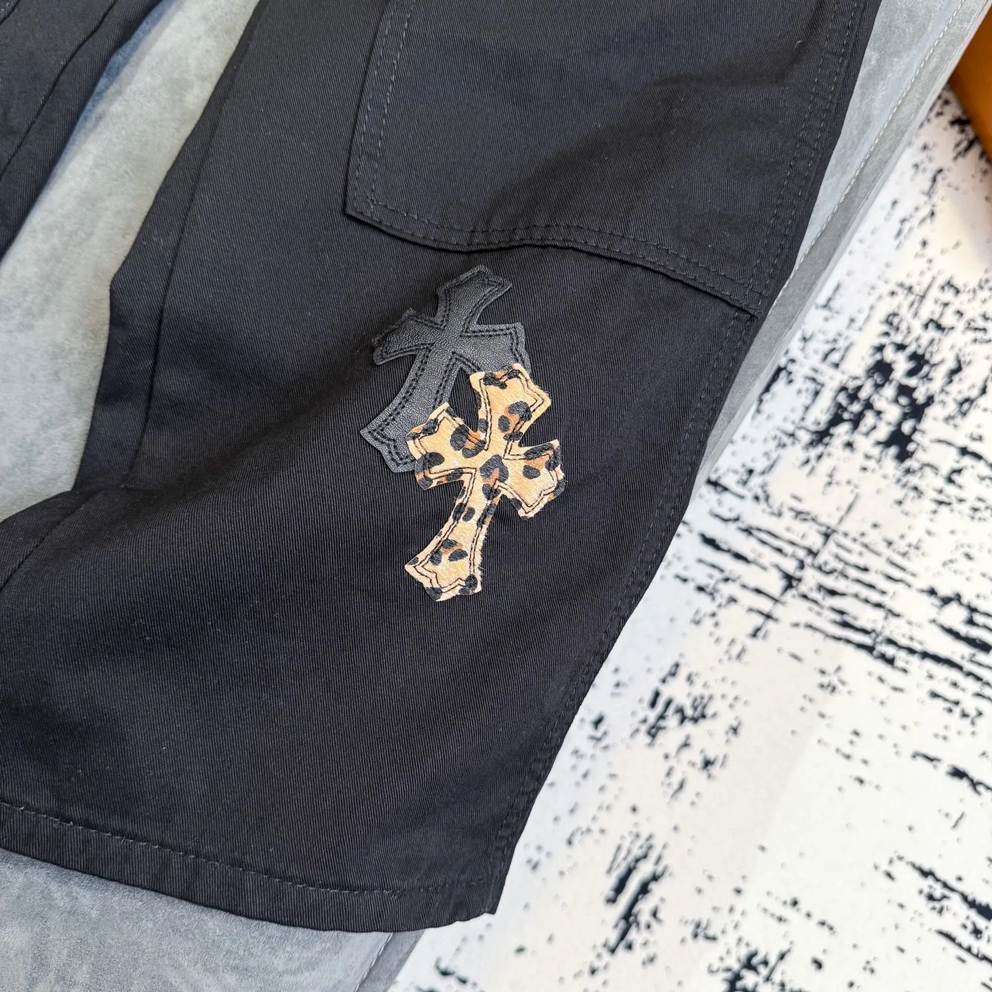 P270 Chrome Hearts Leopard Print Jeans with Black Leather and Wooden Leather Elements Washed Jeans Authentically Restore the Ultimate Vintage Texture Three-Dimensional Fit Loose and Comfortable Not Slimming Appearing Tall and Slim Made by Manufacturers Original Quality Control Same Style for Men and Women Can Be Matched with Couples Versatile Recommendations Must-Have Jeans for All Seasons Fashionistas Have Been Disappointed From the Quality Selection of Fabrics, Cutting of Details, and Matching of Patterns, Everything Is Impeccable! The upper body is so handsome when worn...it can be easily worn by men, women and children! The craftsmanship is made of heavy-duty washed pure cotton denim fabric. After washing, it is soft and thick and looks very stylish when worn. Color: black Size: 28 30 32 34 36
